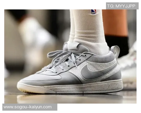 布克赛后手持库里签名鞋款Book1出席采访引发热议